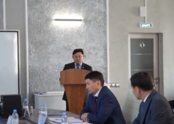 “Ослы с ушами” и “деятель без волос”: строгий выговор грозит чиновнику из ВКО за его слова