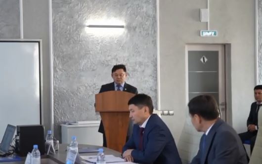 “Ослы с ушами” и “деятель без волос”: строгий выговор грозит чиновнику из ВКО за его слова