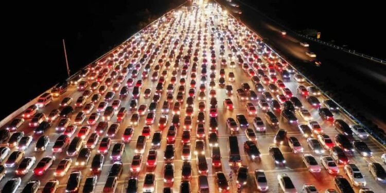 Ад на дороге: в Китае образовалась гигантская пробка после праздников (ВИДЕО)