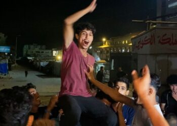 Танцы и слёзы: жители Газы празднуют первую фазу мирного соглашения с Израилем