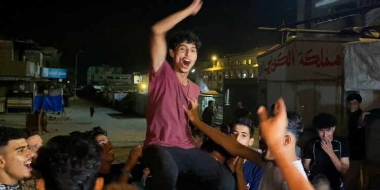 Танцы и слёзы: жители Газы празднуют первую фазу мирного соглашения с Израилем