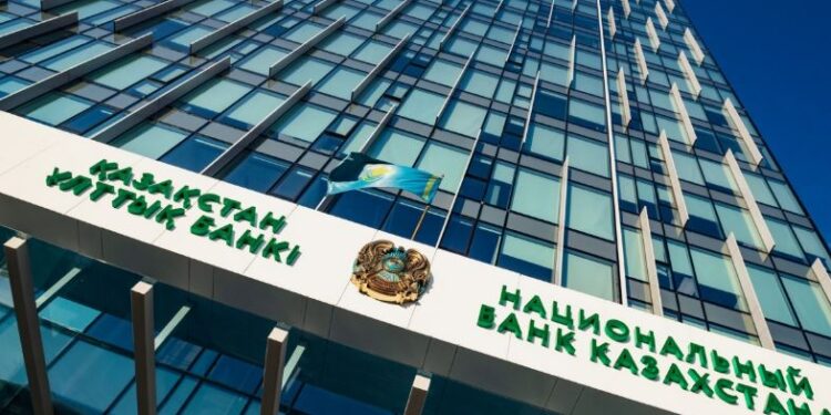 Нацбанк повысил базовую ставку до 18%