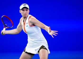 Рыбакина побеждает: уверенный старт на турнире в Ухане (ВИДЕО)