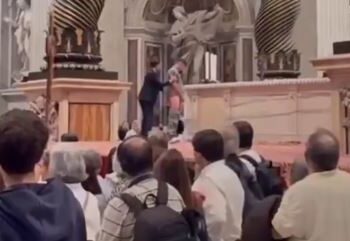Инцидент в соборе Святого Петра: неизвестный справил нужду на алтарь