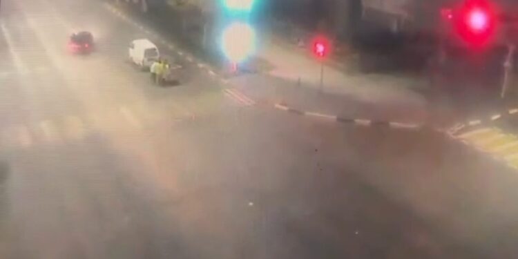 Автомобиль врезался в магазин в Костанае (ВИДЕО)