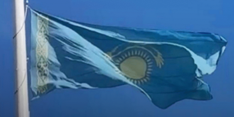 Перевернутый флаг Казахстана вывесили на главном флагштоке Атырау