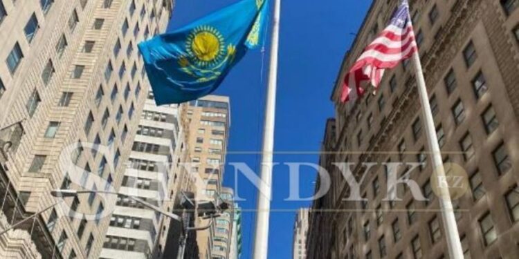 Казахстанский флаг развевается над Нью-Йорком