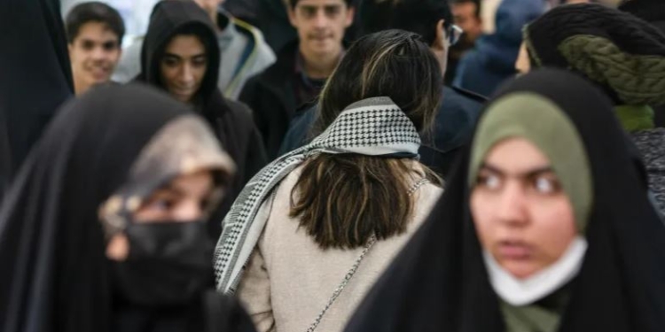 Женщины в Иране больше не обязаны носить хиджаб (ВИДЕО)