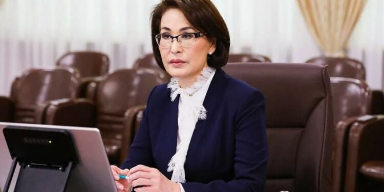 Туфли от Valentino? Главе Минздрава задали неудобный вопрос о брендовой одежде