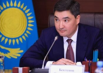 Бектенов покинул заседание правительства из-за звонка (ВИДЕО)