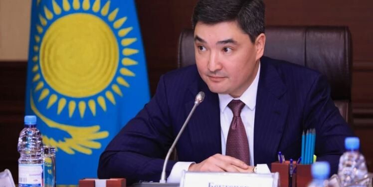 Бектенов покинул заседание правительства из-за звонка (ВИДЕО)