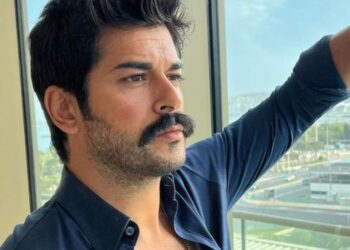 Турецкий актёр Бурак Озчивит прибыл в Актау