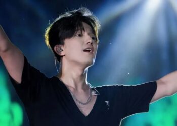 Гимн Казахстана прозвучал в США: мама Димаша Кудайбергена показала кадры с концерта