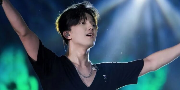 Гимн Казахстана прозвучал в США: мама Димаша Кудайбергена показала кадры с концерта