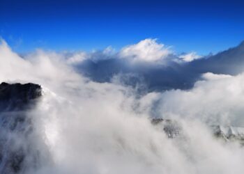 Сотни туристов эвакуировали из снежной бури у Эвереста (ВИДЕО)