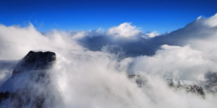 Сотни туристов эвакуировали из снежной бури у Эвереста (ВИДЕО)