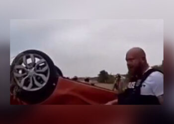 Полицейские Техаса вытащили младенца из-под машины и спасли ему жизнь