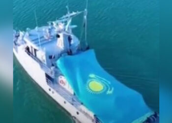 Флаг Казахстана взвился над Каспием (ВИДЕО)