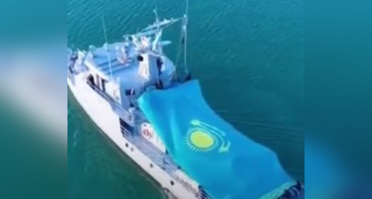 Флаг Казахстана взвился над Каспием (ВИДЕО)