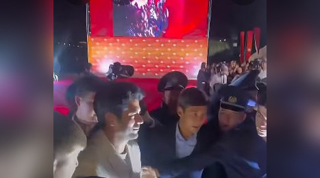 Фанатки штурмовали красную дорожку ради Озчивита (ВИДЕО)