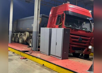 Грузовик раскурочил пункт оплаты проезда на трассе Астана ― Щучинск (ВИДЕО)