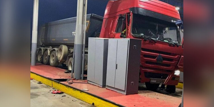 Грузовик раскурочил пункт оплаты проезда на трассе Астана ― Щучинск (ВИДЕО)