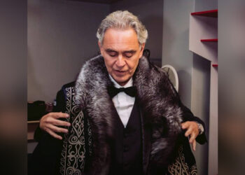 Легендарный Андреа Бочелли примерил казахский чапан