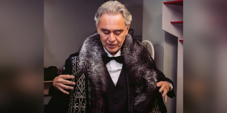 Легендарный Андреа Бочелли примерил казахский чапан