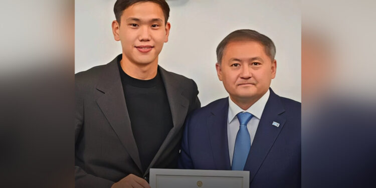 Министр вручил ректорский грант Шерхану Калмурзе