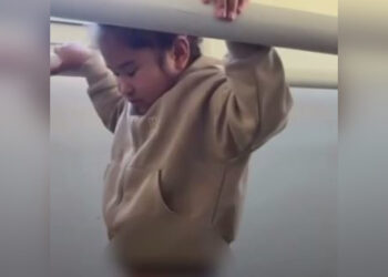 ДТП с автобусом в Астане: девочка, потерявшая обе ноги, учится ходить на протезах