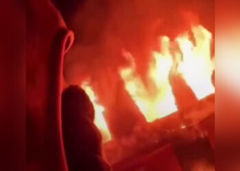 Герои из Семея: прохожие вынесли пенсионеров и газовый баллон из горящего дома