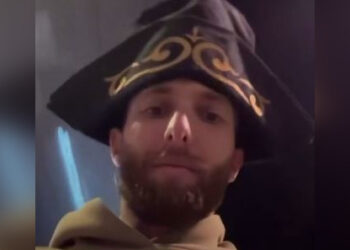 Французский теннисист вышел на улицы Вены в казахском наряде (ВИДЕО)