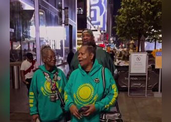 Худи с флагом Казахстана: наряд фанаток Димаша произвел фурор в Сети (ВИДЕО)