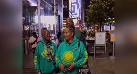 Худи с флагом Казахстана: наряд фанаток Димаша произвел фурор в Сети (ВИДЕО)