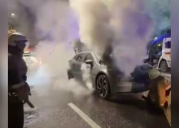 Китайский Zeekr вспыхнул в Алматы – движение встало в центре города (ВИДЕО)