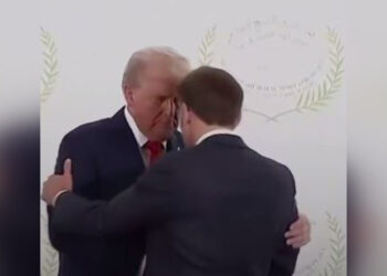 Долго не отпускал руку: Трамп поставил Макрона в неловкое положение на саммите (ВИДЕО)