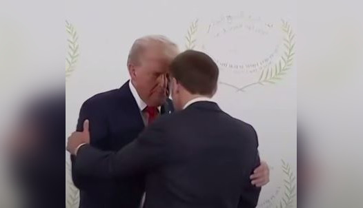 Долго не отпускал руку: Трамп поставил Макрона в неловкое положение на саммите (ВИДЕО)