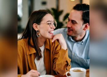 Сплетни делают любовь сильнее: учёные открыли тайну счастливых пар