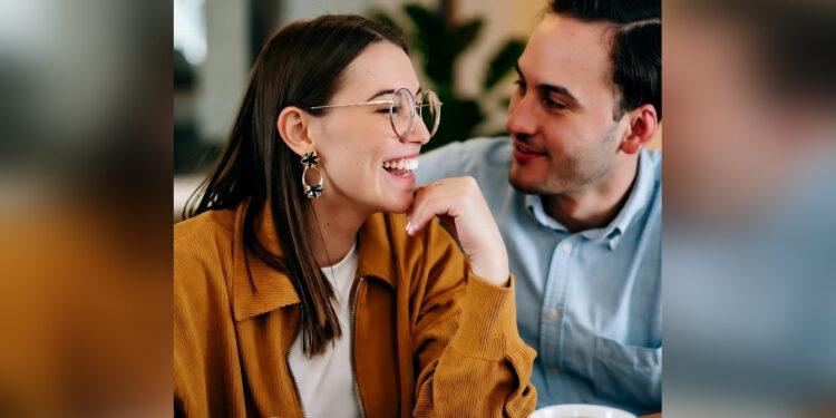 Сплетни делают любовь сильнее: учёные открыли тайну счастливых пар