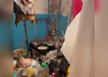 Адское зловоние, горы мусора и тараканы: детей отняли у горе-родителей в Атырау