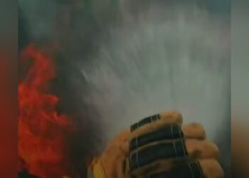 Отец и сын спасли троих детей из горящего дома в Акмолинской области (ВИДЕО)