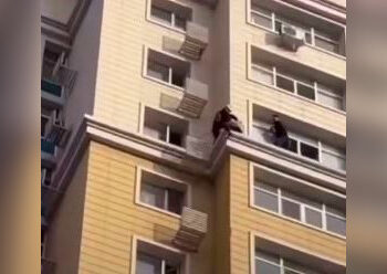 В Астане спасатели сняли девушку с 15-го этажа (ВИДЕО)