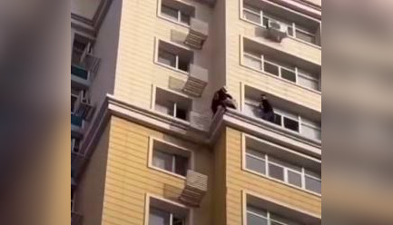 В Астане спасатели сняли девушку с 15-го этажа (ВИДЕО)