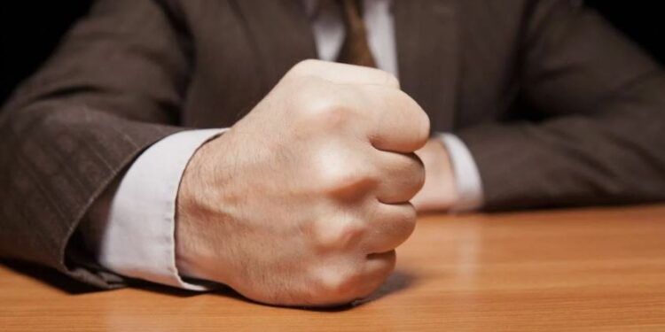 Скандал в ВКО: аким ругается и бьёт по столу (ВИДЕО)