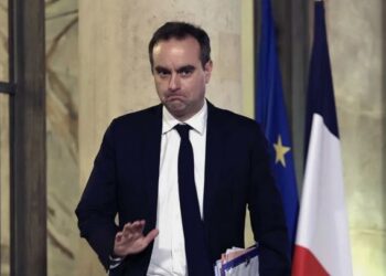 Премьер-министр Франции подал в отставку спустя меньше месяца после назначения