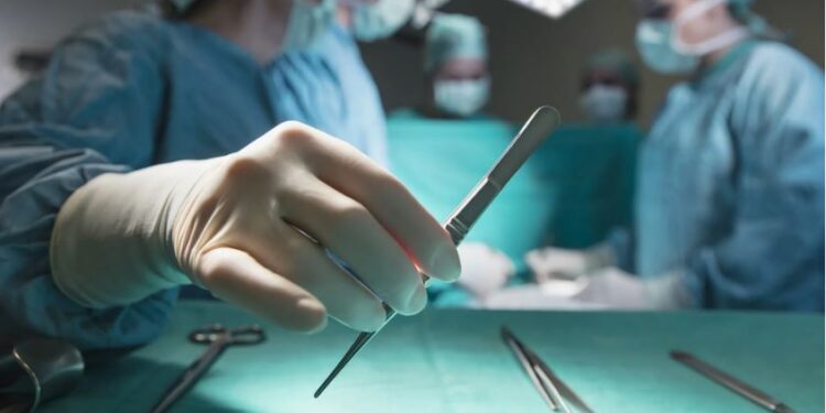 Хирург под градусом? В Аркалыке сняли врача, оперировавшего пациента в нетрезвом состоянии