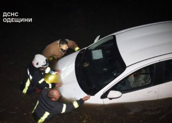 Страшное наводнение обрушилось на Одессу: на улицах находят тела погибших (ВИДЕО)