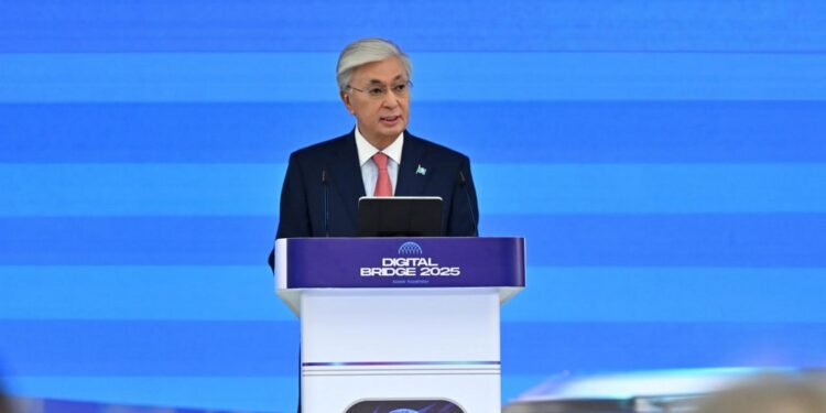 Будущее ИИ, нейросети в госуправлении, цифровизация всех сфер: Токаев выступил на форуме Digital Bridge 2025