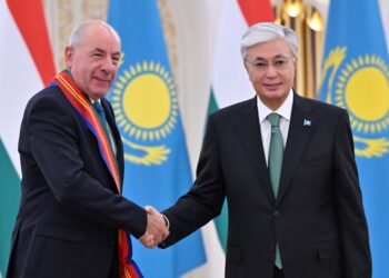 Токаев наградил президента Венгрии орденом «Достық» I степени