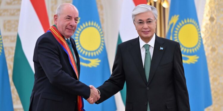 Токаев наградил президента Венгрии орденом «Достық» I степени